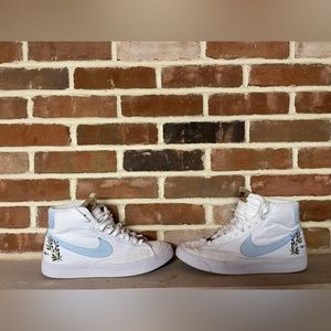 Nike Blazer Mid 77
White Indigo